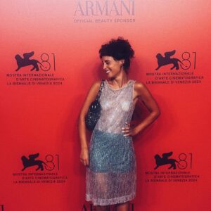 Barbara Pravi Instagram - Mostra, 81e ✨
Trop fière de présenter en avant première le sublime « Finalement » de @claudelelouch. 
Claude, c’est plus beau qu’un rêve : jouer et chanter pour toi. 

@giorgioarmani 
@louboutinworld 
Merci @elsalea @personaeconsilium
@elodie_papillon_filleul
Hair: @jesusdepaula
Make up: @lilagueant