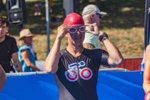 Barbora Strýcová Instagram - Zpátky ve hře – doslova! 
První triatlon za mnou. 🙏🏻

Tyhle chvíle pro mě jsou pro mě nesmírně důležité. Máte je taky? 

Stačí si někdy najít chvílinku. Ať už je to běh, procházka, nebo si třeba jen v klidu vypít kafe (bez toho, že by vás někdo tahal za nohavici). Někdy prostě potřebujeme být samy sebou, abychom pak mohly být ty supermamky, co zachraňují svět (nebo aspoň domácnost). 
Všechno je o rovnováze... a občas i jenom o tom, schovat se před dětmi na záchodě. 😉

@citytriathlon
