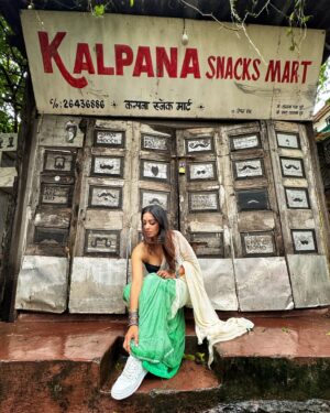 Barkha Bisht Sengupta Instagram - Just normalising being out on a regular day in a saree ! 

Saree :  @suta_bombay 
Blouse : @suta_bombay

#saree #festivalfashion #streetfashion #sareestyle #bringbacksarees
