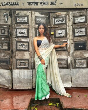 Barkha Bisht Sengupta Instagram - Just normalising being out on a regular day in a saree ! 

Saree :  @suta_bombay 
Blouse : @suta_bombay

#saree #festivalfashion #streetfashion #sareestyle #bringbacksarees