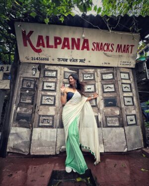 Barkha Bisht Sengupta Instagram - Just normalising being out on a regular day in a saree ! 

Saree :  @suta_bombay 
Blouse : @suta_bombay

#saree #festivalfashion #streetfashion #sareestyle #bringbacksarees