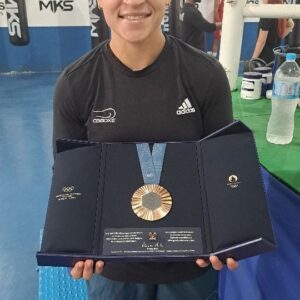 Beatriz Ferreira Instagram - A CAIXA CHEGOU!! 🤩🥉🥊

Pois bem, a @beatrizferreira60kg levou o bronze nos 60kg da Olimpíada de Paris, mas depois do pódio vocês acreditam que ela ficou sem a caixa que vinha a medalha? Pois é, a nossa braba voltou para o Brasil só com a medalha, sem caixa e sem o mascotinho! 😱

Mas tivemos ajuda! A @paulaavakian recebeu a caixa e a Phryge de bronze lá em Paris e trouxe para nossa Bia aqui no Centro de Treinamento de São Paulo! Ufa! 

Agora sim, medalha no seu devido lugar!!! 🤩🥉

#CBBoxe #BeatrizFerreira #Paris2024