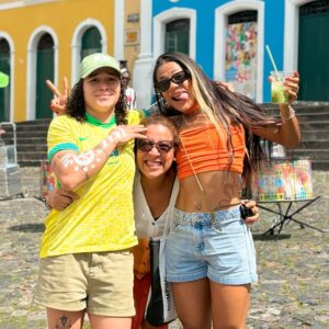 Beatriz Ferreira Instagram - Oi vida, ou Ana Carolina...

Estou passando para dizer que hoje tenho a certeza do que me fez aceitar seu pedido de namoro. Brigamos bastante, mas quem não briga não ama, né? 😅 Somos diferentes e, ao mesmo tempo, tão iguais. Nestes quase três anos juntas, você me fez sorrir, chorar e sentir tantas coisas boas que vieram junto com você.

Concluímos nossa missão de estarmos em mais um Jogos Olímpicos, e desta vez como um casal, compartilhando nossos momentos juntas, tendo uma à outra. E quer saber? Foi incrível ter você ali comigo, vivendo tudo de maravilhoso que foi Paris.

Chegou o momento de te apresentar à minha família, grande e complicada, que eu amo. E, claro, minha cidade cheia de axé, minha querida Salvador-BA. Acho que você gostou bastante, né? Já estava se sentindo uma baiana raiz. 😝

Tenho certeza de que vamos ser muito felizes juntas e que temos muitas coisas para dividir neste mundão. Estamos começando uma nova fase do nosso relacionamento, e acredito que será ainda melhor do que antes.

Estou pronta para dizer SIM no altar 👰🏻👰🏾‍♀️💍 e ansiosa pelos nossos bolinhos fofos 👩🏻‍🍼👶🏻, que estão mais próximos do que nunca.

Eu te amo, minha vida. Obrigada por tudo.