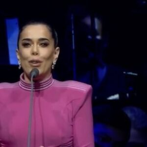 Beatriz Luengo Instagram - Me encanta ver a @karolg reinterpretar esta joya que un día conocimos en la voz de otra grande @martisimasanchez y qué yo tuve la suerte de compartir con el maestro @andreabocelliofficial en su gira en USA. Uno de los momentos más bonitos de mi carrera. Estaba tan nerviosa por la emoción. 
Se la regalo a mi madre @angelines__60 que hoy es su cumpleaños y es su canción favorita. Te quiero mamá!!!
Yo vivo por ella y por ti 🫶🏻