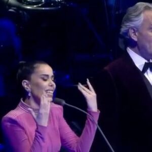 Beatriz Luengo Instagram - Me encanta ver a @karolg reinterpretar esta joya que un día conocimos en la voz de otra grande @martisimasanchez y qué yo tuve la suerte de compartir con el maestro @andreabocelliofficial en su gira en USA. Uno de los momentos más bonitos de mi carrera. Estaba tan nerviosa por la emoción. 
Se la regalo a mi madre @angelines__60 que hoy es su cumpleaños y es su canción favorita. Te quiero mamá!!!
Yo vivo por ella y por ti 🫶🏻