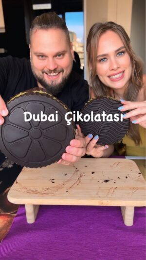 Begüm Öner Instagram - Dubai Çikolatası sevenler 🍫

Malzemeler
200 gram Kadayıf
200 gram Bitter Çikolata
2 yemek kaşığı Tereyağ
3 yemek kaşığı Antep Fıstığı Ezmesi
2 yemek kaşığı Toz Antep Fıstığı
1 yemek kaşığı Tahin

#çikolata #food #dubai