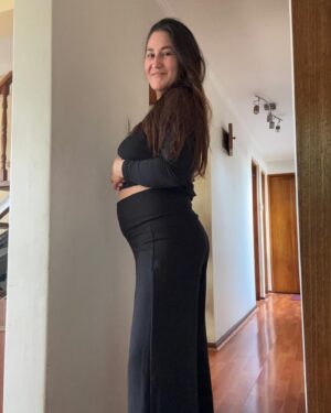 Belén Mora Instagram - 17 semanas de embarazo ya! Sintiendo la guatita moverse, disfrutando esta ultima gestación. 
Y comodísima con estos palazzos de @madremia.cl que tienen una caida maravillosa y dejan que mi guatita este tranquila ❤️
El proximo jueves toca eco!!! Hagan sus apuestas