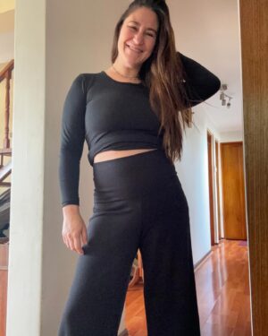Belén Mora Instagram - 17 semanas de embarazo ya! Sintiendo la guatita moverse, disfrutando esta ultima gestación. 
Y comodísima con estos palazzos de @madremia.cl que tienen una caida maravillosa y dejan que mi guatita este tranquila ❤️
El proximo jueves toca eco!!! Hagan sus apuestas