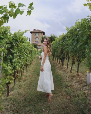 Belén Soto Instagram - Los vestidos blancos son mi obsesión y estar en los viñedos de Asti conociendo donde nació mi espumante favorito, también lo es! 
Tremenda experiencia estamos tendiendo junto a @riccadonna.cl 🇮🇹🤍🥂
#LaDolceVita