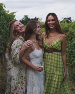 Belén Soto Instagram - Los vestidos blancos son mi obsesión y estar en los viñedos de Asti conociendo donde nació mi espumante favorito, también lo es! 
Tremenda experiencia estamos tendiendo junto a @riccadonna.cl 🇮🇹🤍🥂
#LaDolceVita