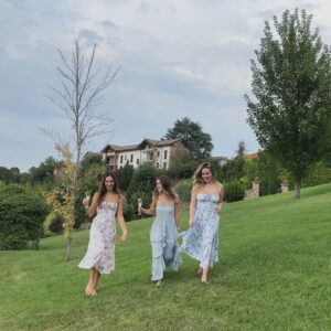 Belén Soto Instagram - Los vestidos blancos son mi obsesión y estar en los viñedos de Asti conociendo donde nació mi espumante favorito, también lo es! 
Tremenda experiencia estamos tendiendo junto a @riccadonna.cl 🇮🇹🤍🥂
#LaDolceVita