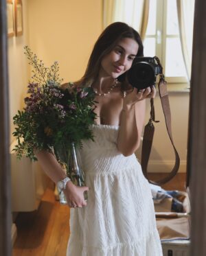 Belén Soto Instagram - Los vestidos blancos son mi obsesión y estar en los viñedos de Asti conociendo donde nació mi espumante favorito, también lo es! 
Tremenda experiencia estamos tendiendo junto a @riccadonna.cl 🇮🇹🤍🥂
#LaDolceVita