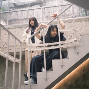 Bella Yang Instagram - 跟婆婆一起拍穿搭，每次都會吵架
但這種吵好像算是一種情趣？

（貝🐷 卡👾）

🐷：妳不準把我拍太矮喲！
👾：我已經蹲到極限了！妳自己長太矮！
🐷：妳給別人拍啦！我不要妳拍！
-
👾：停！不要動！妳現在很正！
🐷：是這樣嗎？
👾：奇怪眼睛看很漂亮，手機怎麼就～～
🐷：我就醜！ 
👾：⋯ （氣什麼氣？）
-
👾：婆婆我覺得妳跟這塊石頭拍很漂亮！
🐷：為什麼是石頭？我要跟漂亮的東西拍！
👾：這是顆很漂亮的石頭哇！！
🐷：⋯這不是一塊爛掉的水泥嗎？

🐷：（轉過頭問小幫手）妳覺得卡卡說的石頭有漂亮嗎？
（小幫手搖頭🙂‍↔️）
-
Anyway @mougganofficial @vivid 
首次風格人物聯名～
秋季🍁輕復古風 09.23 早10正式開賣🍁

我們驚嘆❗️身上的五分短袖！爆炸顯瘦😆
（吃過午餐的小肚會被撫平）
打褶寬褲的細節也很讚，褲管口有把打褶車縫住，
摺子洗了也不怕散掉，走路有微燈籠效果～酷

👾：婆，什麼時候換我們當風格人物？
🐷：妳長得漂亮一點就可以了啦！
👾：⋯我很醜嗎⋯？ 

#卡貝妻妻日記 #卡貝穿搭日記