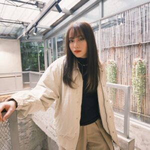 Bella Yang Instagram - 跟婆婆一起拍穿搭，每次都會吵架
但這種吵好像算是一種情趣？

（貝🐷 卡👾）

🐷：妳不準把我拍太矮喲！
👾：我已經蹲到極限了！妳自己長太矮！
🐷：妳給別人拍啦！我不要妳拍！
-
👾：停！不要動！妳現在很正！
🐷：是這樣嗎？
👾：奇怪眼睛看很漂亮，手機怎麼就～～
🐷：我就醜！ 
👾：⋯ （氣什麼氣？）
-
👾：婆婆我覺得妳跟這塊石頭拍很漂亮！
🐷：為什麼是石頭？我要跟漂亮的東西拍！
👾：這是顆很漂亮的石頭哇！！
🐷：⋯這不是一塊爛掉的水泥嗎？

🐷：（轉過頭問小幫手）妳覺得卡卡說的石頭有漂亮嗎？
（小幫手搖頭🙂‍↔️）
-
Anyway @mougganofficial @vivid 
首次風格人物聯名～
秋季🍁輕復古風 09.23 早10正式開賣🍁

我們驚嘆❗️身上的五分短袖！爆炸顯瘦😆
（吃過午餐的小肚會被撫平）
打褶寬褲的細節也很讚，褲管口有把打褶車縫住，
摺子洗了也不怕散掉，走路有微燈籠效果～酷

👾：婆，什麼時候換我們當風格人物？
🐷：妳長得漂亮一點就可以了啦！
👾：⋯我很醜嗎⋯？ 

#卡貝妻妻日記 #卡貝穿搭日記