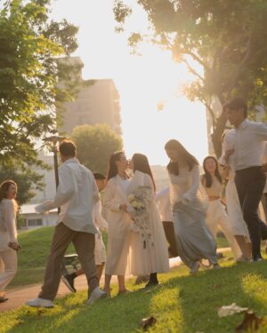 Bella Yang Instagram - 浩浩蕩蕩的證婚💍儀式終於告一段落啦～！
@yangtsaifeiiii 🐷💘👾 @caroline3469 

看到照片、影片，真的覺得像夢一場
也謝謝所有送給我們祝福的妳/你💕

很多人問我們，登記結婚以後有什麼差別嗎？
坦白說生活上沒什麼差別，
畢竟我們本來就一起工作、一起同居了4年多了

那為什麼還要結婚？
我們覺得是一種信任、一種心態、一種心意
就很像是好友生日，只傳生日快樂vs親自碰面贈禮
的那種差別，是一種更暖更認真呵護的心意
也像是簽下名，妳的未來由我照顧的證書

為什麼現在才正式登記？
因為多多少少家庭還是有些傳統觀念
我們希望我們能讓家人盡可能放心
所以過程上有很多努力，我們也做了很多心理調適

但無論如何，我們都感到無比幸福與幸運💝
就像是宇宙給了我們好多好多禮物一樣！

也謝謝我們的好友家人們，為了我們特別請假
只為了當我們的證婚人們☺️

@lojodielo @julia__tang @jsamare01 @denny.nong 
@lilyhou1118 @alston.cpyqq 
@donny.lin @henryamouriq @pinhsuan0118 

還有無法到場但是送上祝福的每一個妳/你
讓我們知道我們是多麼的被愛著☺️

結婚登記的Vlog ,也已經上片囉！
歡迎一起看我們的紀錄影片💐💍👰‍♀️

#卡貝妻妻日記 #CBdiary