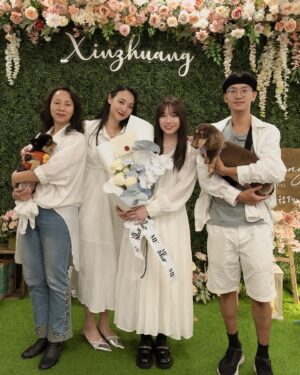 Bella Yang Instagram - 浩浩蕩蕩的證婚💍儀式終於告一段落啦～！
@yangtsaifeiiii 🐷💘👾 @caroline3469 

看到照片、影片，真的覺得像夢一場
也謝謝所有送給我們祝福的妳/你💕

很多人問我們，登記結婚以後有什麼差別嗎？
坦白說生活上沒什麼差別，
畢竟我們本來就一起工作、一起同居了4年多了

那為什麼還要結婚？
我們覺得是一種信任、一種心態、一種心意
就很像是好友生日，只傳生日快樂vs親自碰面贈禮
的那種差別，是一種更暖更認真呵護的心意
也像是簽下名，妳的未來由我照顧的證書

為什麼現在才正式登記？
因為多多少少家庭還是有些傳統觀念
我們希望我們能讓家人盡可能放心
所以過程上有很多努力，我們也做了很多心理調適

但無論如何，我們都感到無比幸福與幸運💝
就像是宇宙給了我們好多好多禮物一樣！

也謝謝我們的好友家人們，為了我們特別請假
只為了當我們的證婚人們☺️

@lojodielo @julia__tang @jsamare01 @denny.nong 
@lilyhou1118 @alston.cpyqq 
@donny.lin @henryamouriq @pinhsuan0118 

還有無法到場但是送上祝福的每一個妳/你
讓我們知道我們是多麼的被愛著☺️

結婚登記的Vlog ,也已經上片囉！
歡迎一起看我們的紀錄影片💐💍👰‍♀️

#卡貝妻妻日記 #CBdiary