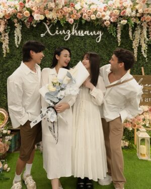 Bella Yang Instagram - 浩浩蕩蕩的證婚💍儀式終於告一段落啦～！
@yangtsaifeiiii 🐷💘👾 @caroline3469 

看到照片、影片，真的覺得像夢一場
也謝謝所有送給我們祝福的妳/你💕

很多人問我們，登記結婚以後有什麼差別嗎？
坦白說生活上沒什麼差別，
畢竟我們本來就一起工作、一起同居了4年多了

那為什麼還要結婚？
我們覺得是一種信任、一種心態、一種心意
就很像是好友生日，只傳生日快樂vs親自碰面贈禮
的那種差別，是一種更暖更認真呵護的心意
也像是簽下名，妳的未來由我照顧的證書

為什麼現在才正式登記？
因為多多少少家庭還是有些傳統觀念
我們希望我們能讓家人盡可能放心
所以過程上有很多努力，我們也做了很多心理調適

但無論如何，我們都感到無比幸福與幸運💝
就像是宇宙給了我們好多好多禮物一樣！

也謝謝我們的好友家人們，為了我們特別請假
只為了當我們的證婚人們☺️

@lojodielo @julia__tang @jsamare01 @denny.nong 
@lilyhou1118 @alston.cpyqq 
@donny.lin @henryamouriq @pinhsuan0118 

還有無法到場但是送上祝福的每一個妳/你
讓我們知道我們是多麼的被愛著☺️

結婚登記的Vlog ,也已經上片囉！
歡迎一起看我們的紀錄影片💐💍👰‍♀️

#卡貝妻妻日記 #CBdiary
