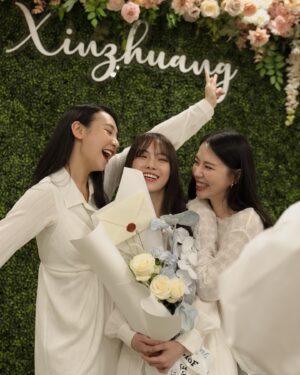 Bella Yang Instagram - 浩浩蕩蕩的證婚💍儀式終於告一段落啦～！
@yangtsaifeiiii 🐷💘👾 @caroline3469 

看到照片、影片，真的覺得像夢一場
也謝謝所有送給我們祝福的妳/你💕

很多人問我們，登記結婚以後有什麼差別嗎？
坦白說生活上沒什麼差別，
畢竟我們本來就一起工作、一起同居了4年多了

那為什麼還要結婚？
我們覺得是一種信任、一種心態、一種心意
就很像是好友生日，只傳生日快樂vs親自碰面贈禮
的那種差別，是一種更暖更認真呵護的心意
也像是簽下名，妳的未來由我照顧的證書

為什麼現在才正式登記？
因為多多少少家庭還是有些傳統觀念
我們希望我們能讓家人盡可能放心
所以過程上有很多努力，我們也做了很多心理調適

但無論如何，我們都感到無比幸福與幸運💝
就像是宇宙給了我們好多好多禮物一樣！

也謝謝我們的好友家人們，為了我們特別請假
只為了當我們的證婚人們☺️

@lojodielo @julia__tang @jsamare01 @denny.nong 
@lilyhou1118 @alston.cpyqq 
@donny.lin @henryamouriq @pinhsuan0118 

還有無法到場但是送上祝福的每一個妳/你
讓我們知道我們是多麼的被愛著☺️

結婚登記的Vlog ,也已經上片囉！
歡迎一起看我們的紀錄影片💐💍👰‍♀️

#卡貝妻妻日記 #CBdiary