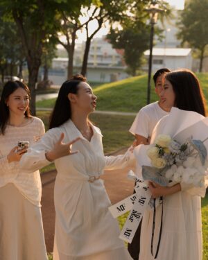 Bella Yang Instagram - 浩浩蕩蕩的證婚💍儀式終於告一段落啦～！
@yangtsaifeiiii 🐷💘👾 @caroline3469 

看到照片、影片，真的覺得像夢一場
也謝謝所有送給我們祝福的妳/你💕

很多人問我們，登記結婚以後有什麼差別嗎？
坦白說生活上沒什麼差別，
畢竟我們本來就一起工作、一起同居了4年多了

那為什麼還要結婚？
我們覺得是一種信任、一種心態、一種心意
就很像是好友生日，只傳生日快樂vs親自碰面贈禮
的那種差別，是一種更暖更認真呵護的心意
也像是簽下名，妳的未來由我照顧的證書

為什麼現在才正式登記？
因為多多少少家庭還是有些傳統觀念
我們希望我們能讓家人盡可能放心
所以過程上有很多努力，我們也做了很多心理調適

但無論如何，我們都感到無比幸福與幸運💝
就像是宇宙給了我們好多好多禮物一樣！

也謝謝我們的好友家人們，為了我們特別請假
只為了當我們的證婚人們☺️

@lojodielo @julia__tang @jsamare01 @denny.nong 
@lilyhou1118 @alston.cpyqq 
@donny.lin @henryamouriq @pinhsuan0118 

還有無法到場但是送上祝福的每一個妳/你
讓我們知道我們是多麼的被愛著☺️

結婚登記的Vlog ,也已經上片囉！
歡迎一起看我們的紀錄影片💐💍👰‍♀️

#卡貝妻妻日記 #CBdiary