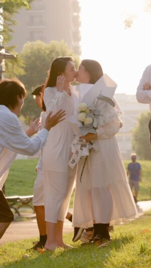 Bella Yang Instagram - 2024.09.10我們結婚了👰
身分證上多了妳的名字
感覺永遠永遠我們都是屬於彼此的了☺️

那天下午陽光好美好美，
感覺全世界都在給我們祝福☺️

接下來就是要準備婚禮、物色婚紗了！💕

#卡貝妻妻日記 #CBdiary