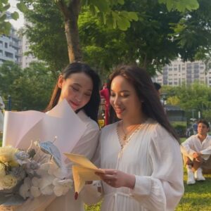 Bella Yang Instagram - 我們結婚啦👰‍♀️💐💘
2024.09.10我們的五週年

💌
好神奇唷，五年，我們在一起五年了！
常常覺得時間過得快的不可思議，
但每次一起翻相簿、看我們拍過的Vlog，
再一起回味每一個我們一起經歷的片段，
不論當下的感受是難過、是幸福，
都是我一輩子最最最珍貴的回憶。

2019～2024

即使一起經歷過很辛苦很黑暗的時期，
但我也因此更珍惜這些與妳一起得來不易的幸福。
我無法完整形容出我有多愛妳，
但我承諾會給妳我最完整的愛。

未來我不奢求過多華麗的生活，
只想要和妳一起組成家庭，一起生活，
一起白頭變成兩個幸福快樂的老奶奶👵🏻

看妳笑的開心，就是我最幸福的時刻了❤️
我會一輩子珍惜著妳，直到永遠

這輩子我找到妳了，下輩子也會，每一個輩子都會

#卡貝妻妻日記 #CBdiary
