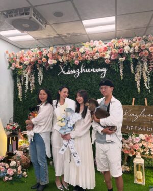 Bella Yang Instagram - 我們結婚啦👰‍♀️💐💘
2024.09.10我們的五週年

💌
好神奇唷，五年，我們在一起五年了！
常常覺得時間過得快的不可思議，
但每次一起翻相簿、看我們拍過的Vlog，
再一起回味每一個我們一起經歷的片段，
不論當下的感受是難過、是幸福，
都是我一輩子最最最珍貴的回憶。

2019～2024

即使一起經歷過很辛苦很黑暗的時期，
但我也因此更珍惜這些與妳一起得來不易的幸福。
我無法完整形容出我有多愛妳，
但我承諾會給妳我最完整的愛。

未來我不奢求過多華麗的生活，
只想要和妳一起組成家庭，一起生活，
一起白頭變成兩個幸福快樂的老奶奶👵🏻

看妳笑的開心，就是我最幸福的時刻了❤️
我會一輩子珍惜著妳，直到永遠

這輩子我找到妳了，下輩子也會，每一個輩子都會

#卡貝妻妻日記 #CBdiary