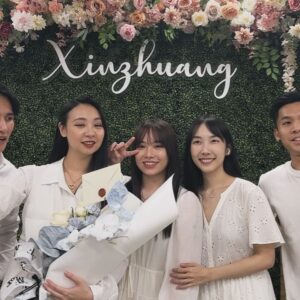 Bella Yang Instagram - 我們結婚啦👰‍♀️💐💘
2024.09.10我們的五週年

💌
好神奇唷，五年，我們在一起五年了！
常常覺得時間過得快的不可思議，
但每次一起翻相簿、看我們拍過的Vlog，
再一起回味每一個我們一起經歷的片段，
不論當下的感受是難過、是幸福，
都是我一輩子最最最珍貴的回憶。

2019～2024

即使一起經歷過很辛苦很黑暗的時期，
但我也因此更珍惜這些與妳一起得來不易的幸福。
我無法完整形容出我有多愛妳，
但我承諾會給妳我最完整的愛。

未來我不奢求過多華麗的生活，
只想要和妳一起組成家庭，一起生活，
一起白頭變成兩個幸福快樂的老奶奶👵🏻

看妳笑的開心，就是我最幸福的時刻了❤️
我會一輩子珍惜著妳，直到永遠

這輩子我找到妳了，下輩子也會，每一個輩子都會

#卡貝妻妻日記 #CBdiary