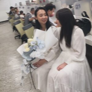 Bella Yang Instagram - 我們結婚啦👰‍♀️💐💘
2024.09.10我們的五週年

💌
好神奇唷，五年，我們在一起五年了！
常常覺得時間過得快的不可思議，
但每次一起翻相簿、看我們拍過的Vlog，
再一起回味每一個我們一起經歷的片段，
不論當下的感受是難過、是幸福，
都是我一輩子最最最珍貴的回憶。

2019～2024

即使一起經歷過很辛苦很黑暗的時期，
但我也因此更珍惜這些與妳一起得來不易的幸福。
我無法完整形容出我有多愛妳，
但我承諾會給妳我最完整的愛。

未來我不奢求過多華麗的生活，
只想要和妳一起組成家庭，一起生活，
一起白頭變成兩個幸福快樂的老奶奶👵🏻

看妳笑的開心，就是我最幸福的時刻了❤️
我會一輩子珍惜著妳，直到永遠

這輩子我找到妳了，下輩子也會，每一個輩子都會

#卡貝妻妻日記 #CBdiary
