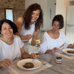 Bengi İdil Uras Instagram - Işık hızıyla geçen 2024 yazı 
Sırasıyla 2▪️ Teyzem ve annemin ilk reklam seti 😁
3 ▪️Benim gözlükle senaryo okuduğum (nedensiz) kendi setim 
4 ▪️Minik Lena’mın bizi ziyaretinden 🫠
5 ▪️Akyaka ve çay videosundaki şapkam 😁 
6▪️ Sevdiceğimin doğum günüsü ♥️
7 ▪️ Benden güzel olan köpük 😁🤍
8▪️ Tomtoma veda..
9 ▪️Hayallere merhaba 🌸

Reklam