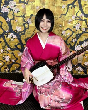 Beni Ninagawa Instagram - さて。来週の動画お楽しみに！！
着物屋の娘が言うのもアレやけど、何事も基本形は絶対大事だけど三味線のスタイルも着付けも自由に楽しもうゼ☆。.:＊・゜