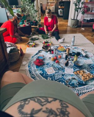 Berenika Kohoutová Instagram - To byl můj předporodní rituál🥰
Plnej objímání, nádhernejch přání, karet, moře kytek od celý zahrádkářský kolonie v Mostě (ahoooooj!!!), jídla, masáží a lásky. 
Ezo jak blázen, ale co víc už je ezo, než příchod na svět? Aspoň pro mě. Bylo hezký se nechat opačovat, než začnu nepetržitě opečovávat někoho jinýho. 

Děkuju mejm úžasnejm holkám a mojí dule♥️

Ještě chci říct - celej tejden se potkávám se svýma nejbližšíma kamarádkama (je jich dohromady asi 5) a k výběru zrovna těchdle dvou jezinek nebyl žádnej složitej klíč. Vlastně to tak přišlo samo, jako většina věcí u mě. Prostě šly kolem s neměly co dělat a já zrovna zapalovala santalový dřevo!