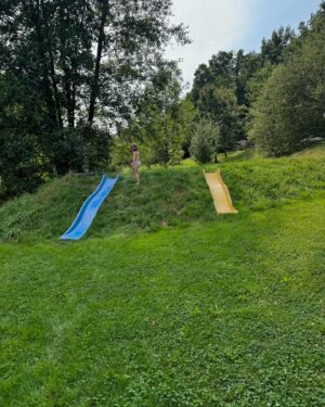 Berenika Kohoutová Instagram - Na tyhle prázdniny budu stejně vzpomínat s největší láskou. Jednou. Až zapomenu, jak příšernej je poslední měsíc těhotenství😂
A to jsme nebyli u moře. A to jsem s Kryštofem nešla na žádnej mejdan. A to jsme nebyli na žádnym fesťáku. A to jsem pro vás nehrála žádný představení. 
Ale byli jsme spolu. Jako rodina. Lola kolem sebe měla neustále bratrance nebo sestřenice ze všech stran, vídali jsme se s kamarádama. 
Díky díky díky za to!!!🌸

A díky @samota_hojsin za naši jedinou letní dovolenou, fakt nám nechybělo absolutně nic a přijedeme zas!!!