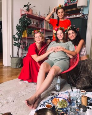 Berenika Kohoutová Instagram - To byl můj předporodní rituál🥰
Plnej objímání, nádhernejch přání, karet, moře kytek od celý zahrádkářský kolonie v Mostě (ahoooooj!!!), jídla, masáží a lásky. 
Ezo jak blázen, ale co víc už je ezo, než příchod na svět? Aspoň pro mě. Bylo hezký se nechat opačovat, než začnu nepetržitě opečovávat někoho jinýho. 

Děkuju mejm úžasnejm holkám a mojí dule♥️

Ještě chci říct - celej tejden se potkávám se svýma nejbližšíma kamarádkama (je jich dohromady asi 5) a k výběru zrovna těchdle dvou jezinek nebyl žádnej složitej klíč. Vlastně to tak přišlo samo, jako většina věcí u mě. Prostě šly kolem s neměly co dělat a já zrovna zapalovala santalový dřevo!