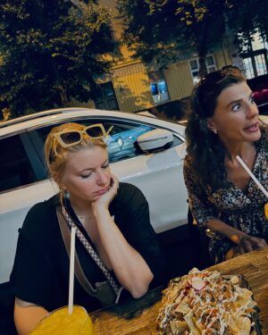 Berenika Kohoutová Instagram - Summer vibez

1. Máme pro vás s mámou podcast!! Takže žádný, že jsem přes prázdniny vůbec nemakala. Už 4.9. bude VENKU❤️
2. Pani po probuzení
3. Babičky a ségry záda a výhled
4. Ségry záda u nás v bazénu
5. Hodování jako vždy s těmadle cácorama
6. O kom asi mluví….?
7. S touhle tetou by šla Lola i do uhelnejch dolů
8. Starý i nový děti
9. Sushi s námi vždy a všude