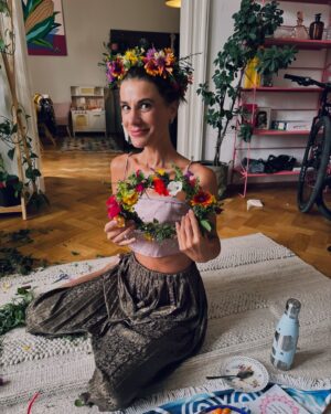 Berenika Kohoutová Instagram - To byl můj předporodní rituál🥰
Plnej objímání, nádhernejch přání, karet, moře kytek od celý zahrádkářský kolonie v Mostě (ahoooooj!!!), jídla, masáží a lásky. 
Ezo jak blázen, ale co víc už je ezo, než příchod na svět? Aspoň pro mě. Bylo hezký se nechat opačovat, než začnu nepetržitě opečovávat někoho jinýho. 

Děkuju mejm úžasnejm holkám a mojí dule♥️

Ještě chci říct - celej tejden se potkávám se svýma nejbližšíma kamarádkama (je jich dohromady asi 5) a k výběru zrovna těchdle dvou jezinek nebyl žádnej složitej klíč. Vlastně to tak přišlo samo, jako většina věcí u mě. Prostě šly kolem s neměly co dělat a já zrovna zapalovala santalový dřevo!