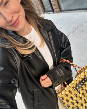Beth Riesgraf Instagram - 💛🗽💛