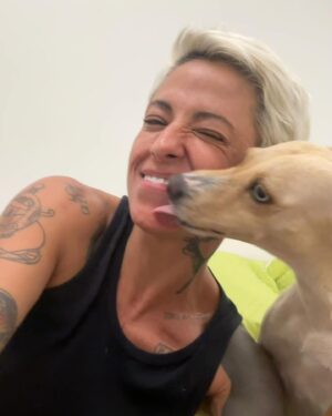 Betty Gofman Instagram - Todos os dias resgatamos bichinhos nas ruas do Rio de Janeiro.  Muita tristeza.  Isadora teve um final feliz. Ela e todos os bbs foram adotados. Ela pariu no mesmo dia que foi resgatada.  São muitos agradecimentos!  @cannegatto @adrienefirmo  @carmenhelenavasconcellos @hvbotafogo @organnact @agener.oficial.  A @riopet_gavea deu o lar temporário e cuidou lindamente dessa família!! Coloquei só alguns dos muitos parceiros.🙏🙏🙏 sigam essa turma linda. Sigam a @rafamon artista maravilhosa que ficou com a mãezinha, que tinha um machinho irmão gêmeo dela.  Isadora ganhou a familia lotada de amor que todo bichinho deveria ter!! Sigam e ajudem nossa ong @caonossorj .  Precisamos de seguidores pra conseguir mais parcerias.  Ajudamos muitas protetoras de comunidades extremamente carentes da nossa cidade.  Precisamos de $$$ também. MUITO!! Nosso PIX: 43272738000110