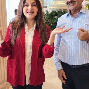 Bhagyashree Instagram - #traveltalesbyb
Travel friends manage to always have fun together. Airport Fun with the one and only Udit Narayan 

#traveldiaries #traveldiaries #mpk #MainePyaarKiya #trendingsongs #airport #airportdiaries #funreels #flashback #trending