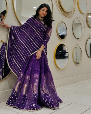 Bhoomi Trivedi Instagram - Thank You New Jersey for all the Love ❤️ 
#NJ #USA #pranavaratri #BhoomiTrivedi 
#Garba #Gujarati 

Outfit by - @sanjanacouture_
Jewellery by - @auraartjewels
Styled by - @style_by_hetaljogi