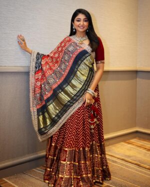 Bhoomi Trivedi Instagram - પ્રથમ ગણપતિ નું નામ તમે લેજો રે , પછી અંબા અંબા એમ કહેજો રે
#ગરબા Los Angeles ma Dhoom 💥 machaava ready 

Outfit by - @aneri_nx
Dupatta by - @vinals_thefashionstudio
Jewellery by - @auraartjewels
Styled by - @style_by_hetaljogi