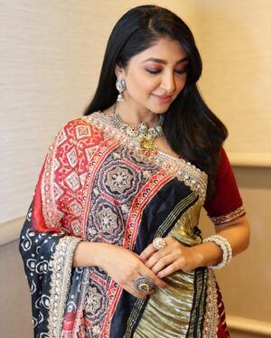 Bhoomi Trivedi Instagram - પ્રથમ ગણપતિ નું નામ તમે લેજો રે , પછી અંબા અંબા એમ કહેજો રે
#ગરબા Los Angeles ma Dhoom 💥 machaava ready 

Outfit by - @aneri_nx
Dupatta by - @vinals_thefashionstudio
Jewellery by - @auraartjewels
Styled by - @style_by_hetaljogi