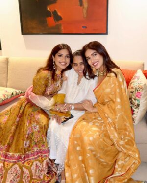 Bhumi Pednekar Instagram - Ganapati Bappa Morya 🙏
Thank you for blessing us year after year Bappa ✨
#ganeshchaturthi