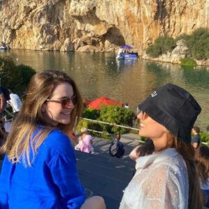Bianca Salgueiro Instagram - Nós nem nos conhecíamos e já estávamos passando perrengue na Slovenia, em um apartamento debaixo da linha do trem e com banheiro transparente, porém cantando Disney a plenos pulmões... e assim começou nossa amizade 🙃👯
