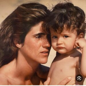 Bibá Pitta Instagram - O tempo passa …se passa🫣 !!! Ainda ontem eras um bebé @tomaspitta e hoje és um homem de barba rija…se és !! Que orgulho 😍

Tenho muitas saudades tuas meu filho … aparece😍 vem jantar com a mãezinha e trás a “noiva”😂😂que eu gosto muito muito dela!😍
Beijinhos …aguardo a vossa visita❤️ !!!

 É assim ou não é minha gente querida 😜?… quando os filhos crescem lá andamos nós  atrás deles …é amor de mãe minha gente … é amor de mãe 😜Eu sou assim … quem mais ? 🤪😍

Beijinhos fiquem bem 😍
