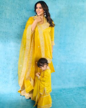 Bipasha Basu Instagram - Sunshine ☀️🧿
#choosingsunshine #choosinghappiness 
.
.
.
Styling @eshaamiin1 
Outfit @gopivaiddesigns 
Mua @billymanik81 
Hair @hairbyykaushall 
Shoes @fizzygoblet 
Bag @artapparelandaccessories
Jewellery @mayasanghavijewels
Photographer @kadamajay