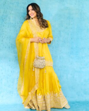 Bipasha Basu Instagram - Sunshine ☀️🧿
#choosingsunshine #choosinghappiness 
.
.
.
Styling @eshaamiin1 
Outfit @gopivaiddesigns 
Mua @billymanik81 
Hair @hairbyykaushall 
Shoes @fizzygoblet 
Bag @artapparelandaccessories
Jewellery @mayasanghavijewels
Photographer @kadamajay