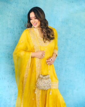 Bipasha Basu Instagram - Sunshine ☀️🧿
#choosingsunshine #choosinghappiness 
.
.
.
Styling @eshaamiin1 
Outfit @gopivaiddesigns 
Mua @billymanik81 
Hair @hairbyykaushall 
Shoes @fizzygoblet 
Bag @artapparelandaccessories
Jewellery @mayasanghavijewels
Photographer @kadamajay