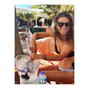 Birce Akalay Instagram - _________Bazı kızlar çok güzel.

The most blessed summer passes as fast as a firecracker.

🧜🏻‍♀️💅🏼💋🌹🥂🏝️