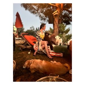 Birce Akalay Instagram - The most blessed summer has begun.

🐚🥂🐦‍🔥🧜🏻‍♀️

& to be continued.

Ps: My home for years. All the employees are my family. I'm glad you're here, let's be together forever.
Thank you all from the bottom of our hearts.
@simurginn 🐾

I love you so much my magic box, my phoenix!
@dilarakarabay 🫀