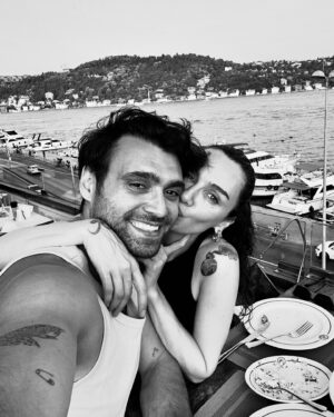 Birce Akalay Instagram - Bugün çok güzel bir gün.
Çok yaşa sevgilim! 
İyi ki doğdun.
Seni çok seviyorum.

🧜🏻‍♀️🪢🧜🏻‍♂️

🪬